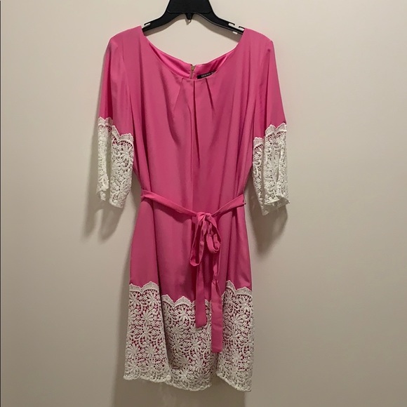 Gianni Bini Dresses & Skirts - Gianni Bini Pink Dress with White Lace Trim 💗🤍